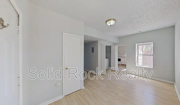 714 E 3rd St #2 — Photo 4