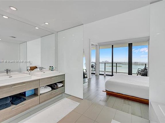 3rd image of 650 NE 32nd St Unit 2904