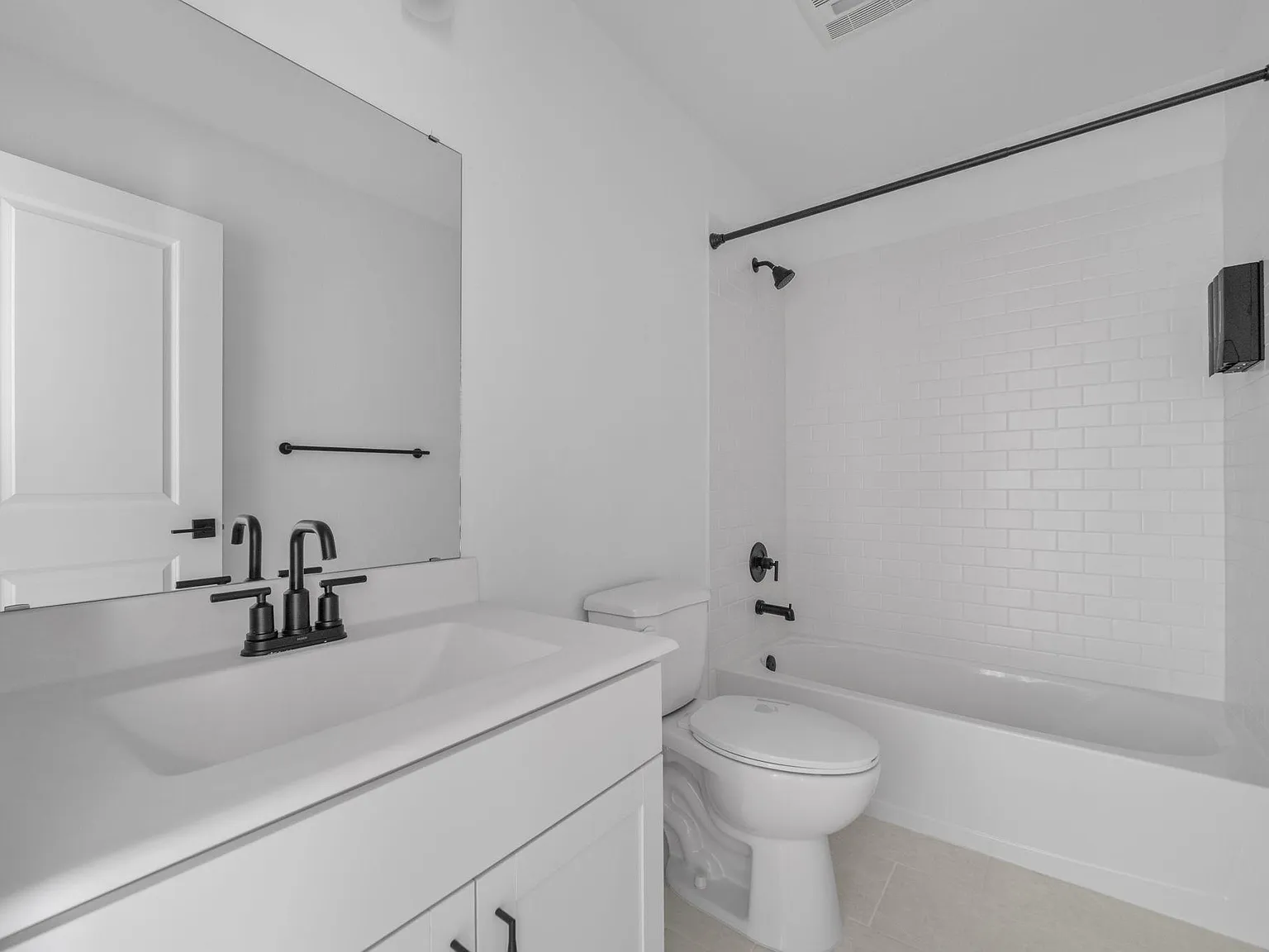 4 bed, 4.5 bath, 4200 sqft, $897 — Photo 2