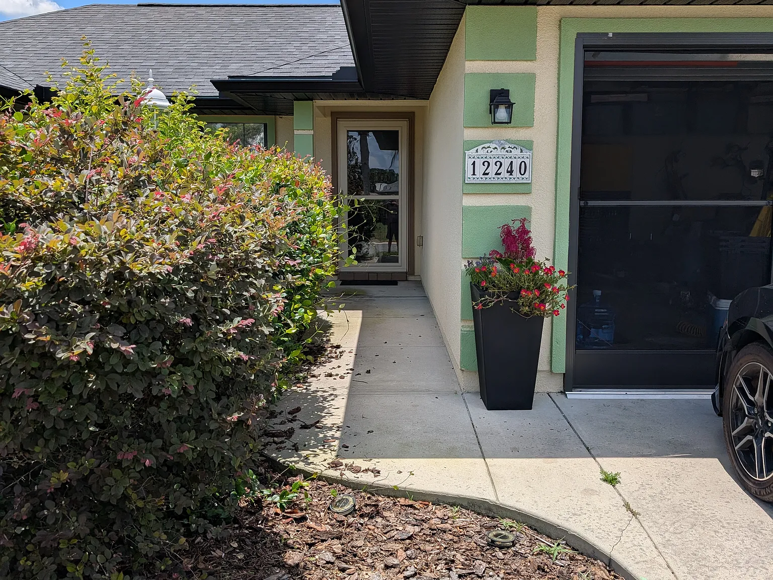 3 bed, 1330 sqft, $1,900 — Photo 2