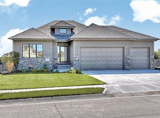 6837 Park Crest Dr, Papillion, NE 68133