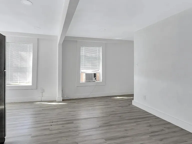 2735 Stuart Dr — Photo 4