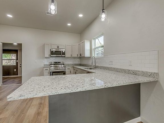4th image of 406 S Market Ave