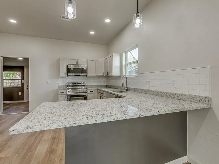 406 S Market Ave — Photo 4