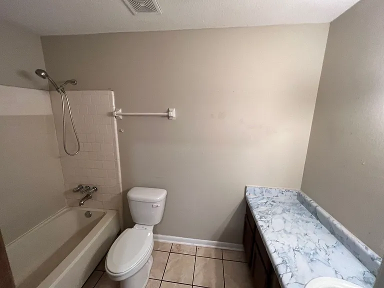 3402B Greenbriar Ct — Photo 7