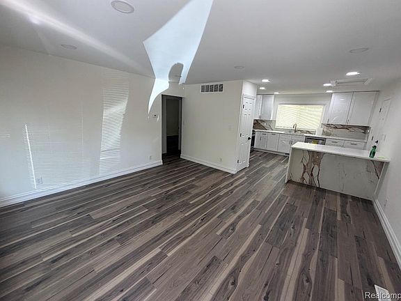 4th image of 10100 Saratoga Ave