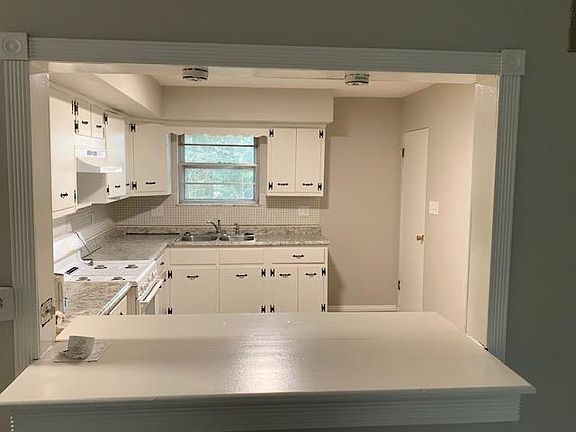 3rd image of 607 Hillcrest Dr