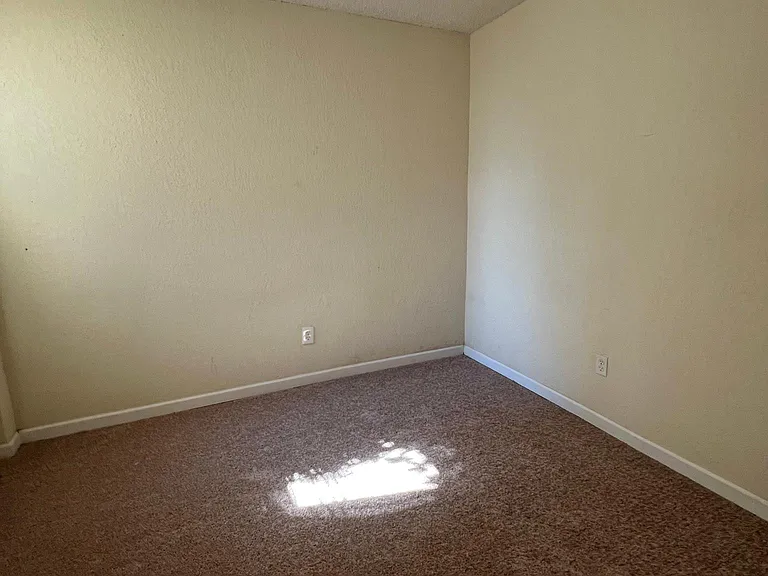 218 E Dorset St — Photo 15