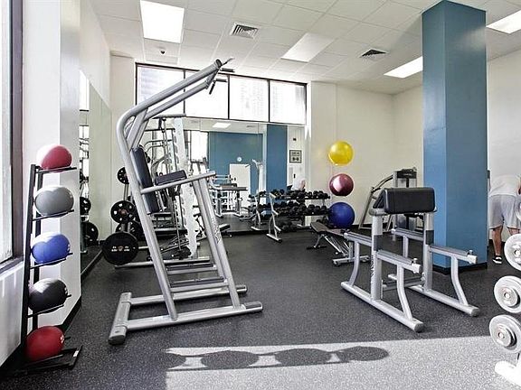 4th image of 100 Bayview Dr Penthouse 4W