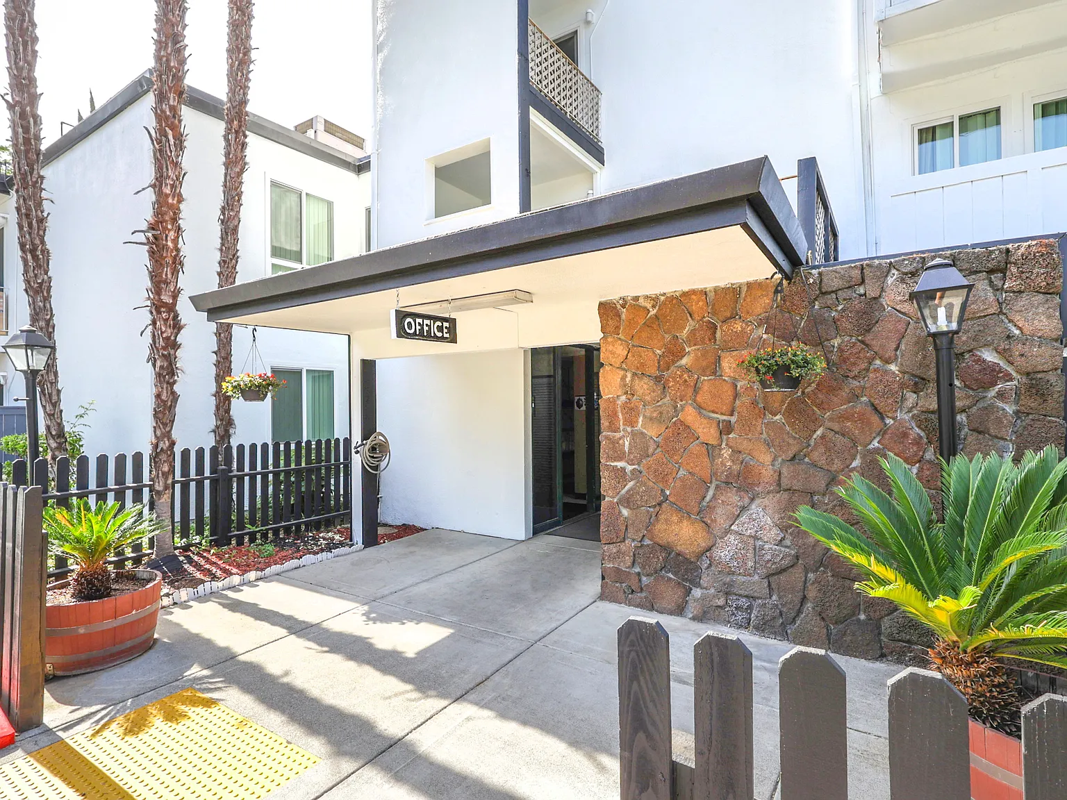 Courtyard Apartments — Photo 4