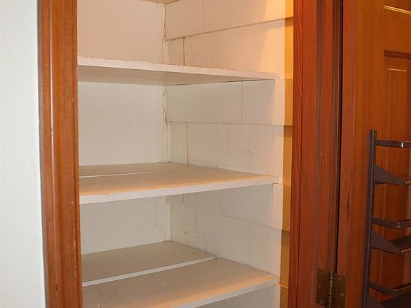5th image of 6890 Poplar Ave