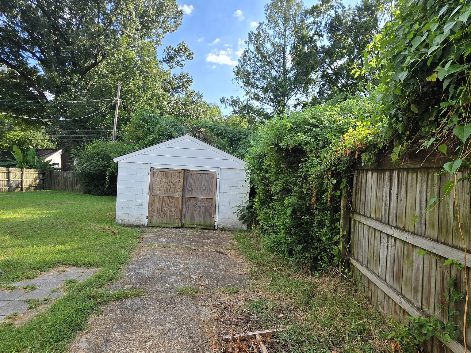 Charming 2-Bedroom, 1-Bathroom Home — Photo 2