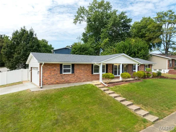 3025 Sherwood Ln, Saint Charles, MO 63301