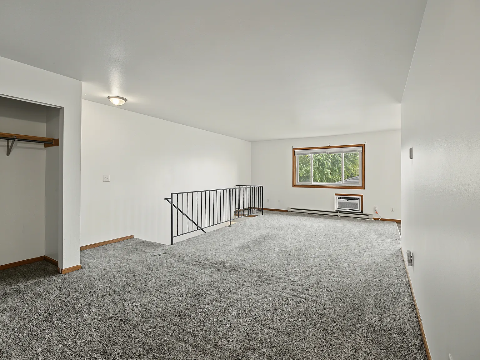 122-130 Maple Court - 130 — Photo 3