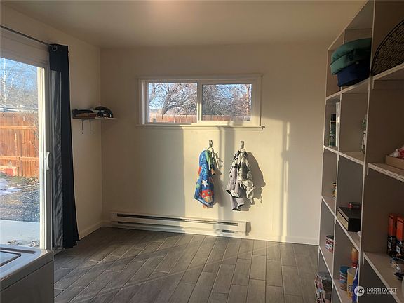 5th image of 1123 W Malaga Avenue