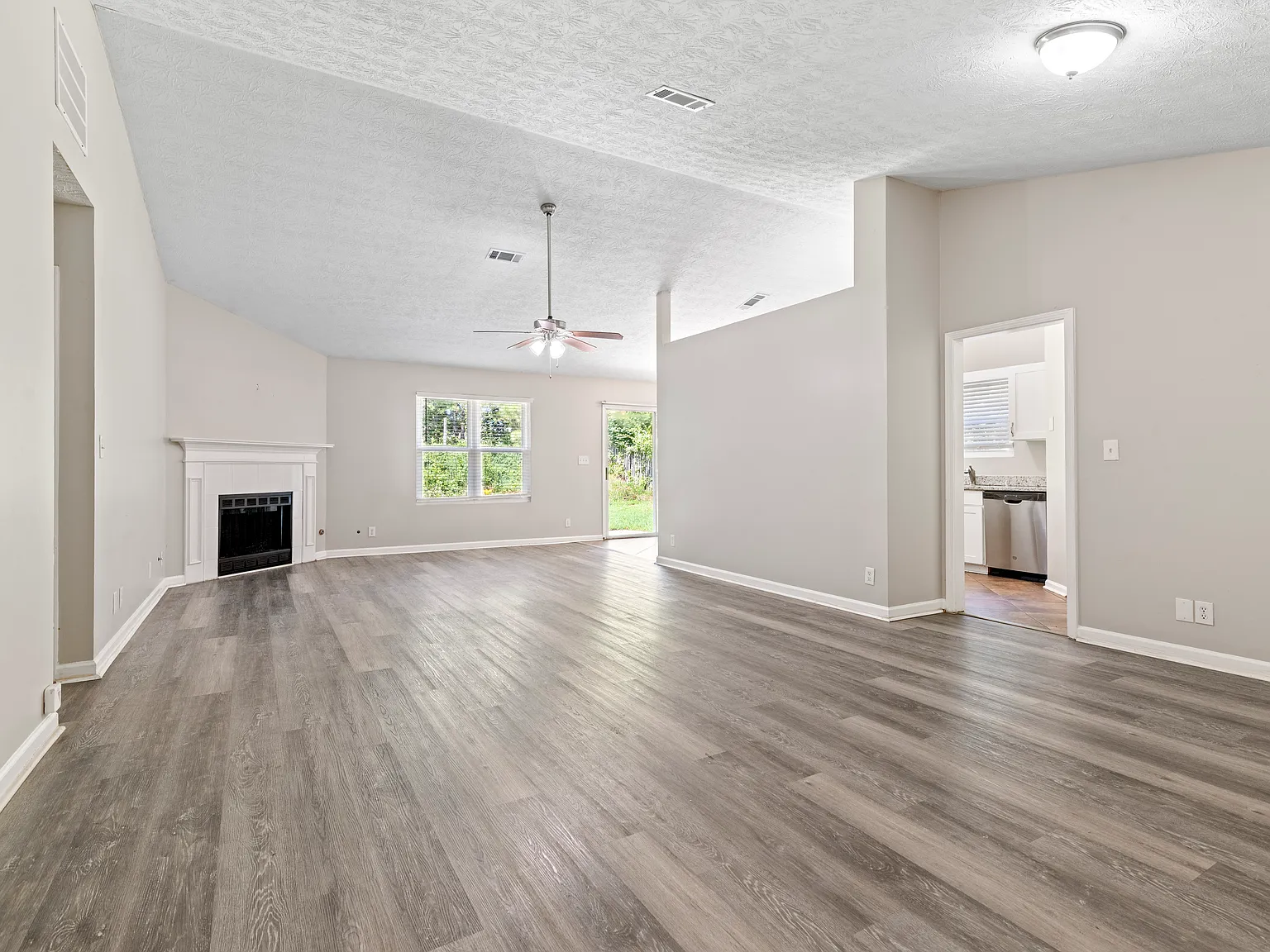 3 bed, 1599 sqft, $2,300 — Photo 2