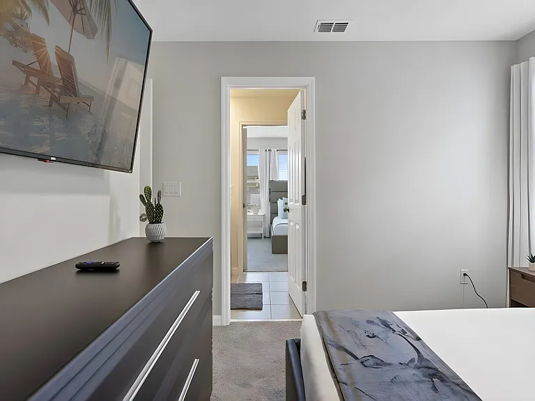 Tropical Palms Cir — Photo 19