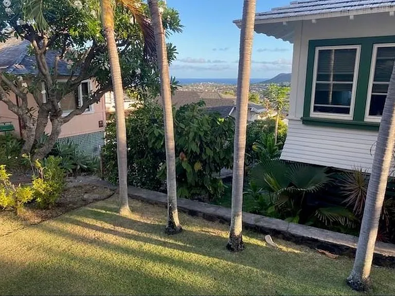 downstairs view from deck. Partial view of ocean and Diamond Head