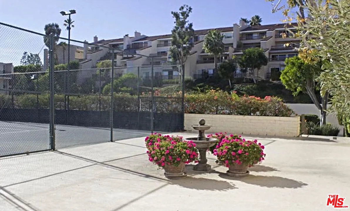 2 bed, 2.0 bath, 895 sqft, $4,500 — Photo 3