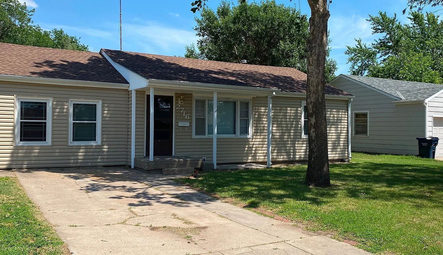 2 Bedroom, 1 Bathroom House — Photo 1