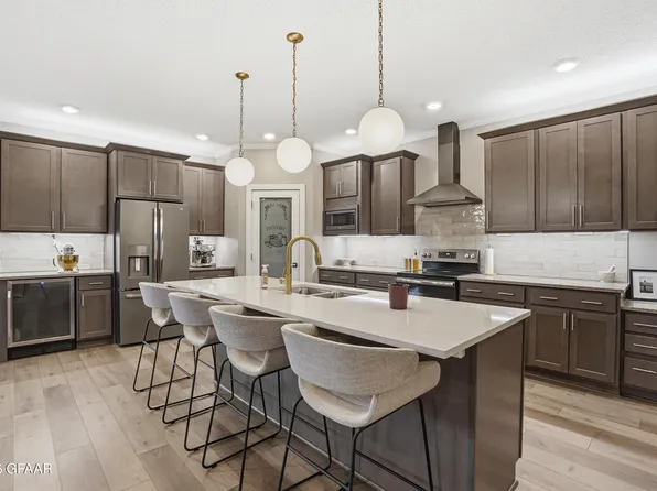 552 Northstar Dr, Grafton, ND 58237
