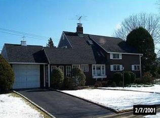 31 Dahlia Ln, Wantagh, NY 11793