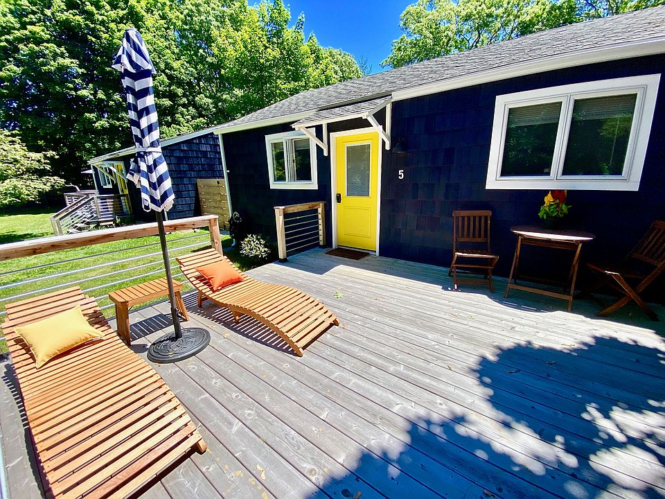 1st image of 9 Bruce Ln