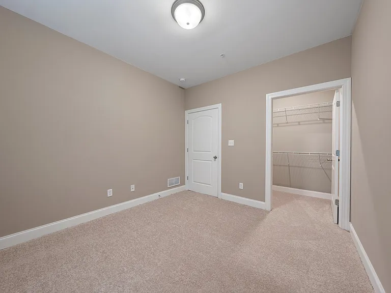 Mount Victor Olde Towne Luxury Apartments — Photo 44