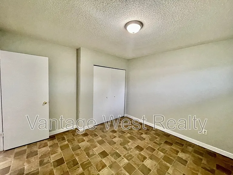 404 Hein Rd — Photo 18