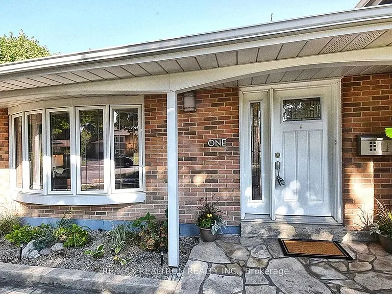 1 Sunderland Cres — Photo 9