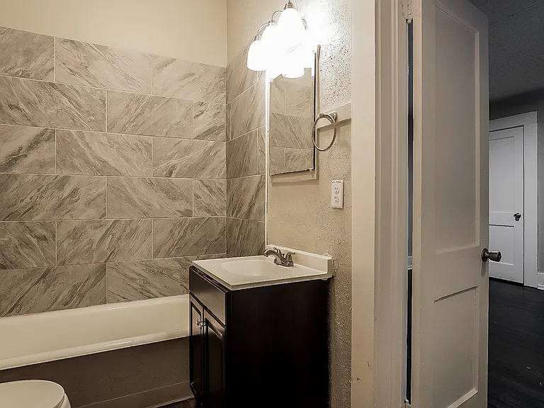 438476_027_main_bathroom_13469756.jpg