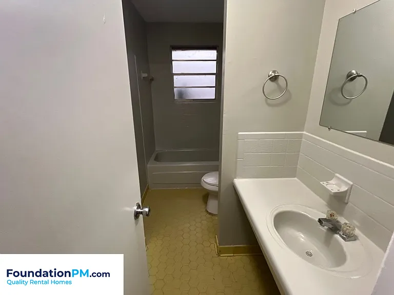 1129 Catalina Rd — Photo 9