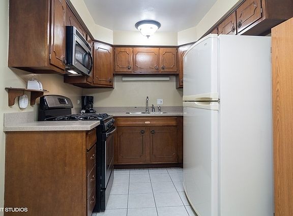 3rd image of 6800 N California Ave APT 3B