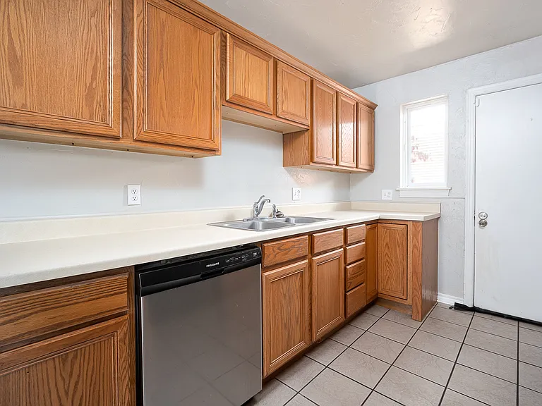 2804 NW 46th St — Photo 5