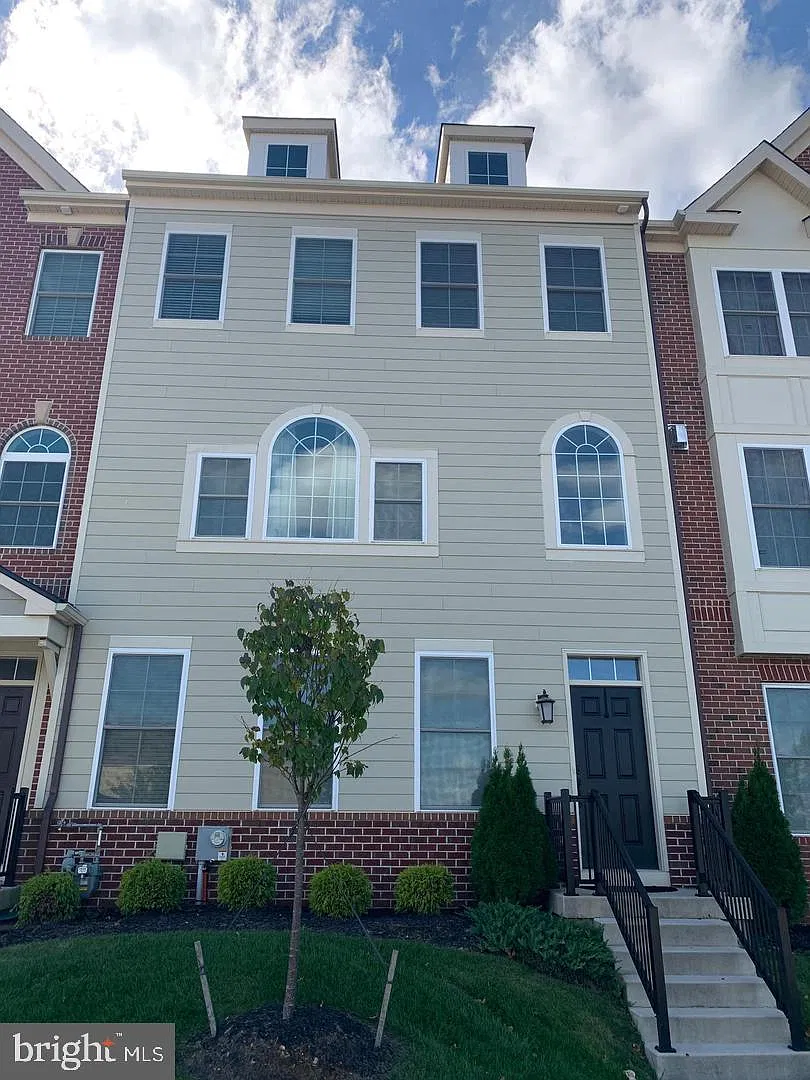 4 bed, 5.0 bath, 3096 sqft, $4,650 — Photo 2