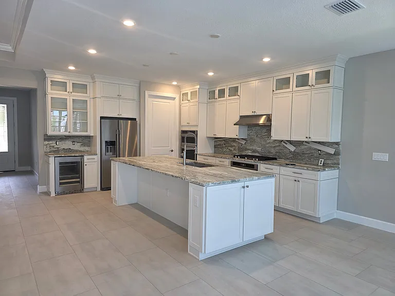 Island, mutiple work stations, walk in pantry, gas stove