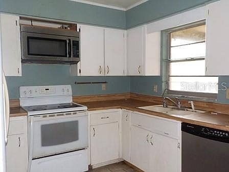 3rd image of 3621 NE 28th Ter
