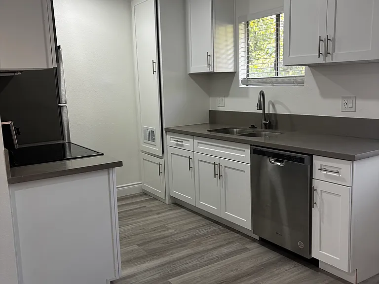 145 W Grove St #B — Photo 2