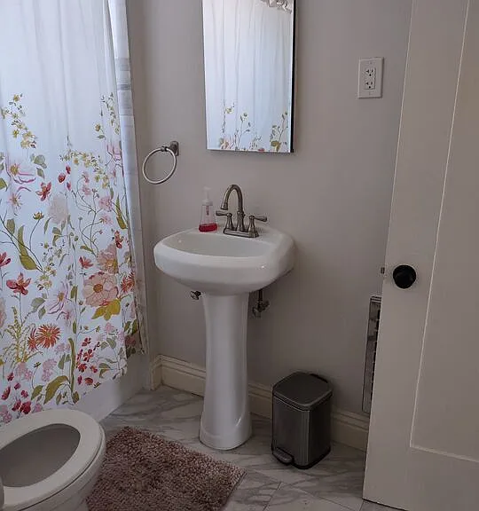 2142 S Victoria Ave — Photo 24