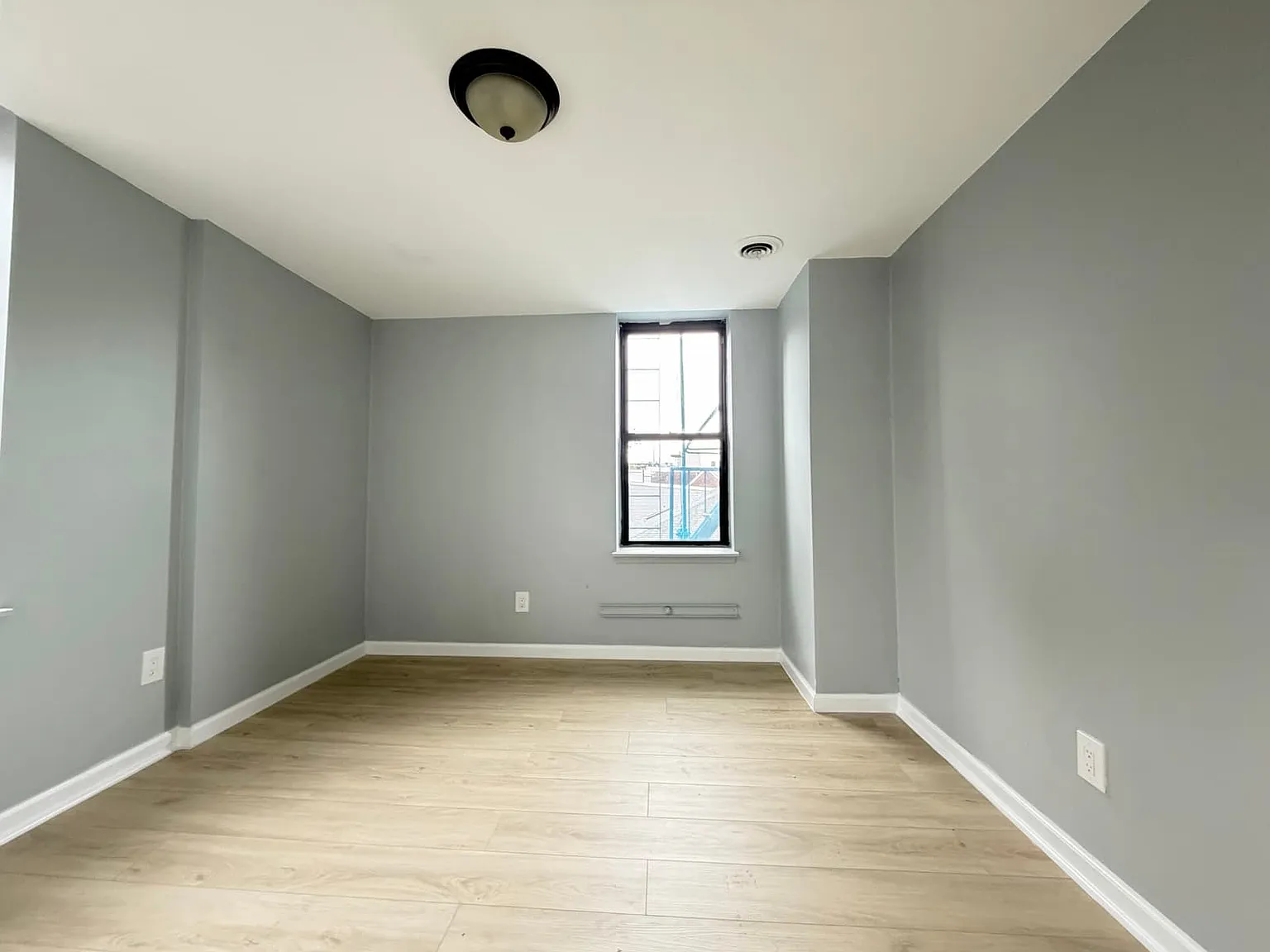 1 bed, 650 sqft, $2,100 — Photo 3