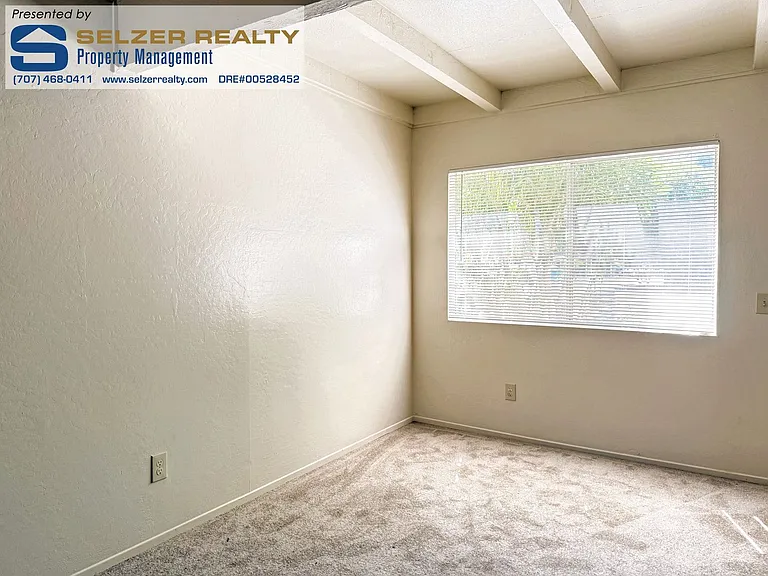 385 El Rio Ct — Photo 2