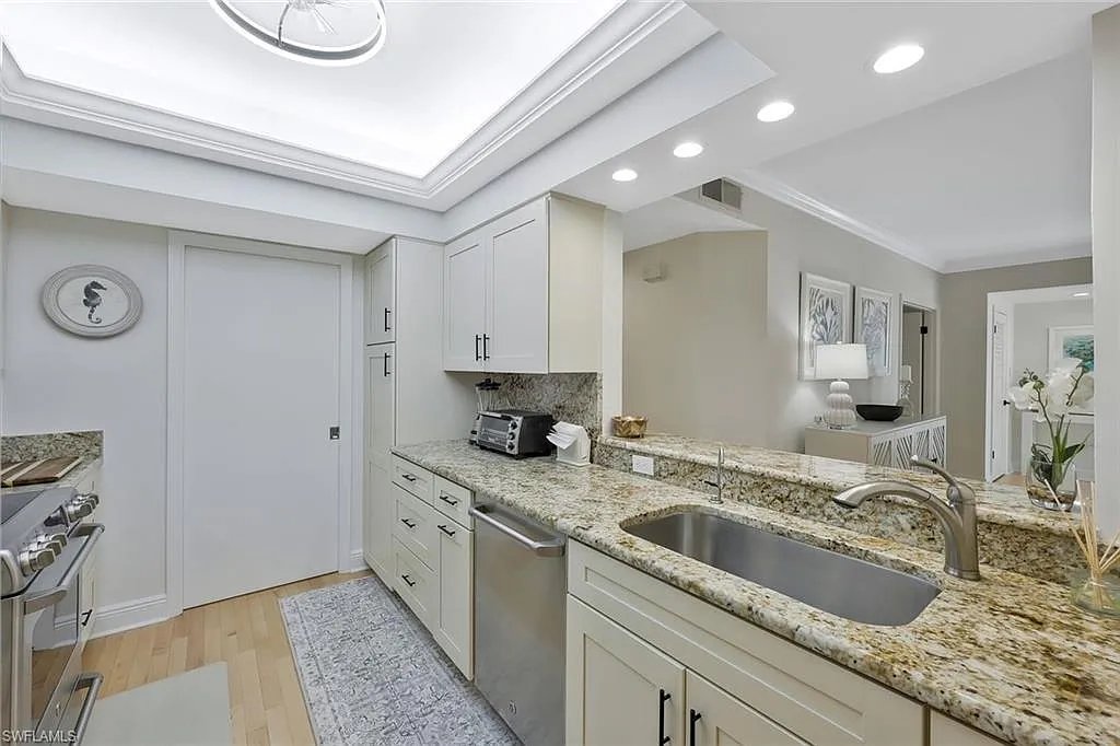 2 bed, 2.0 bath, 1701 sqft, $10,500 — Photo 4
