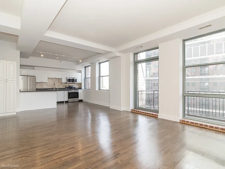 165 N Canal St #911 — Photo 1