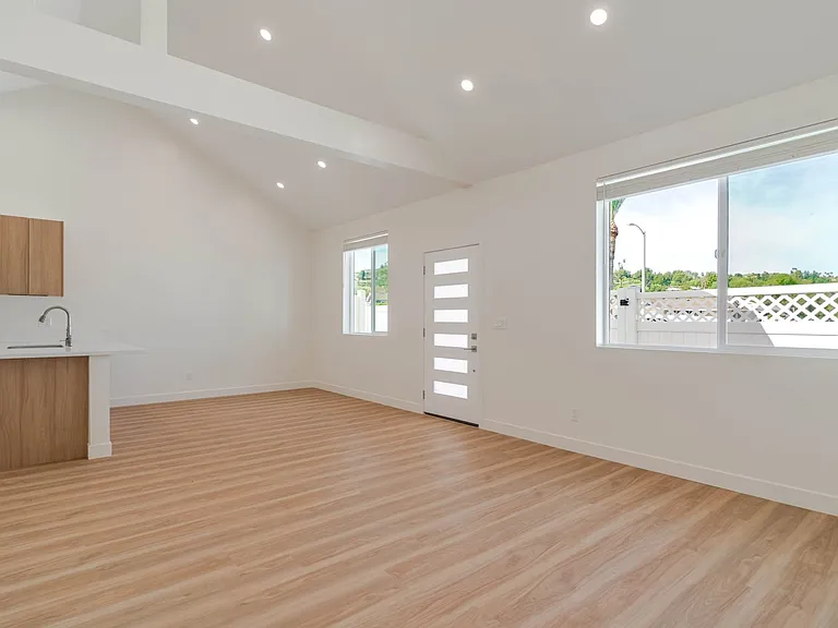 7570 Chaminade Ave — Photo 4