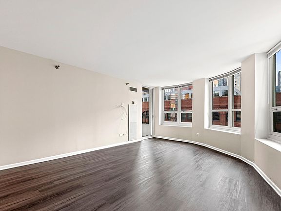 2nd image of 345 N La Salle Dr APT 907