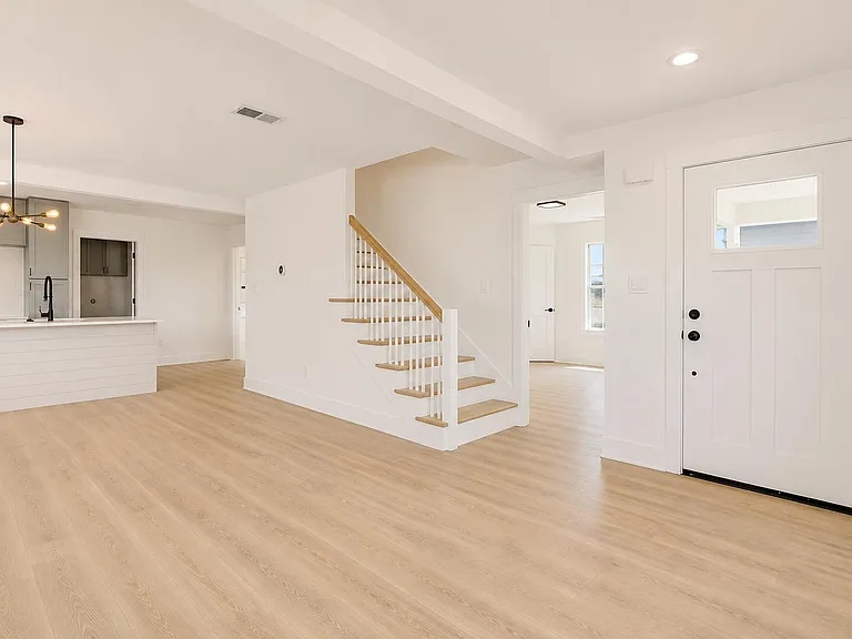 960 Blythe St — Photo 4