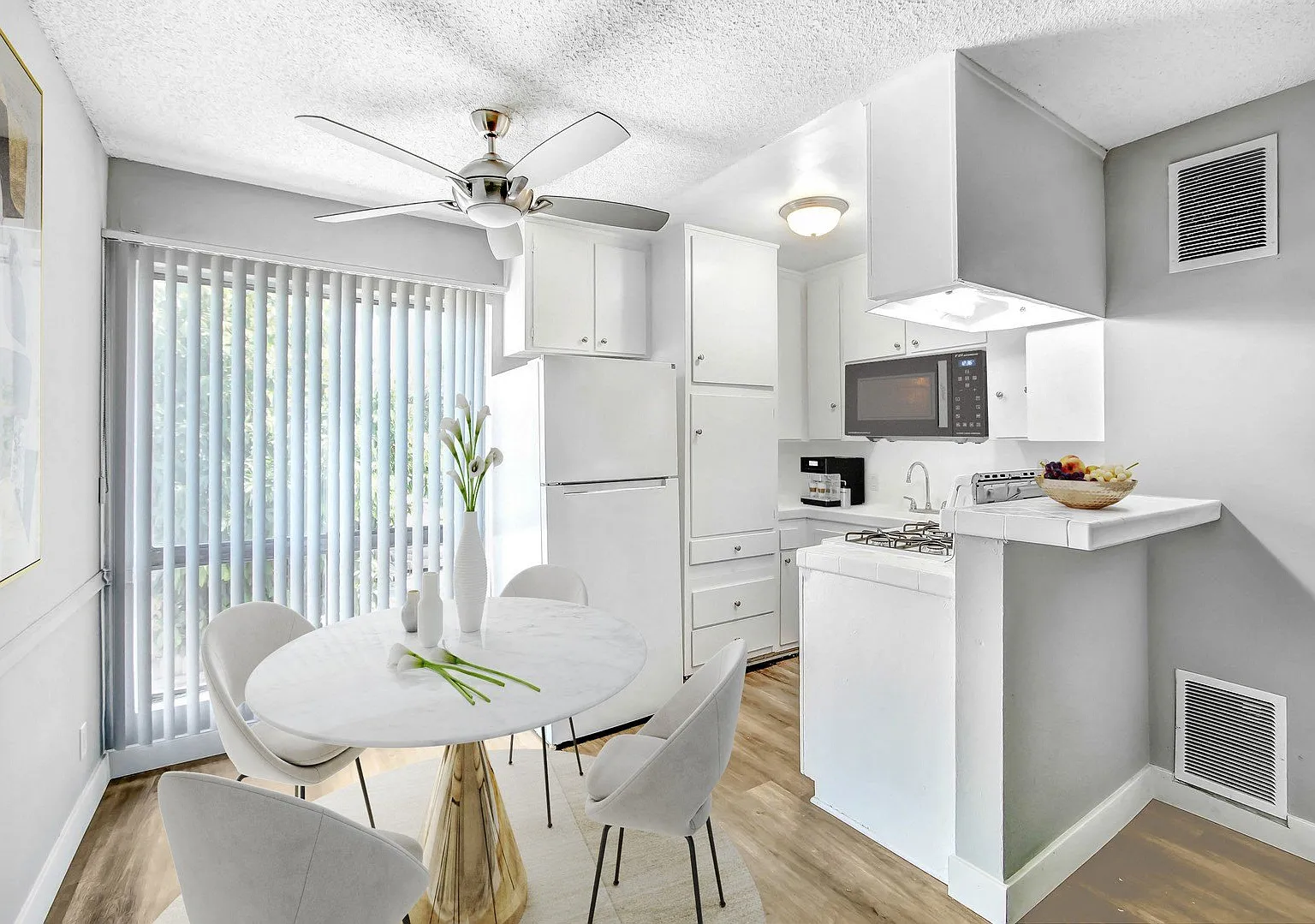 Park Vanowen Apartments — Photo 2