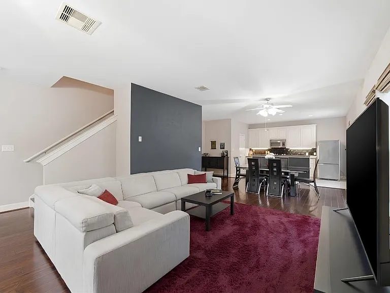 1716 Elgin St — Photo 14