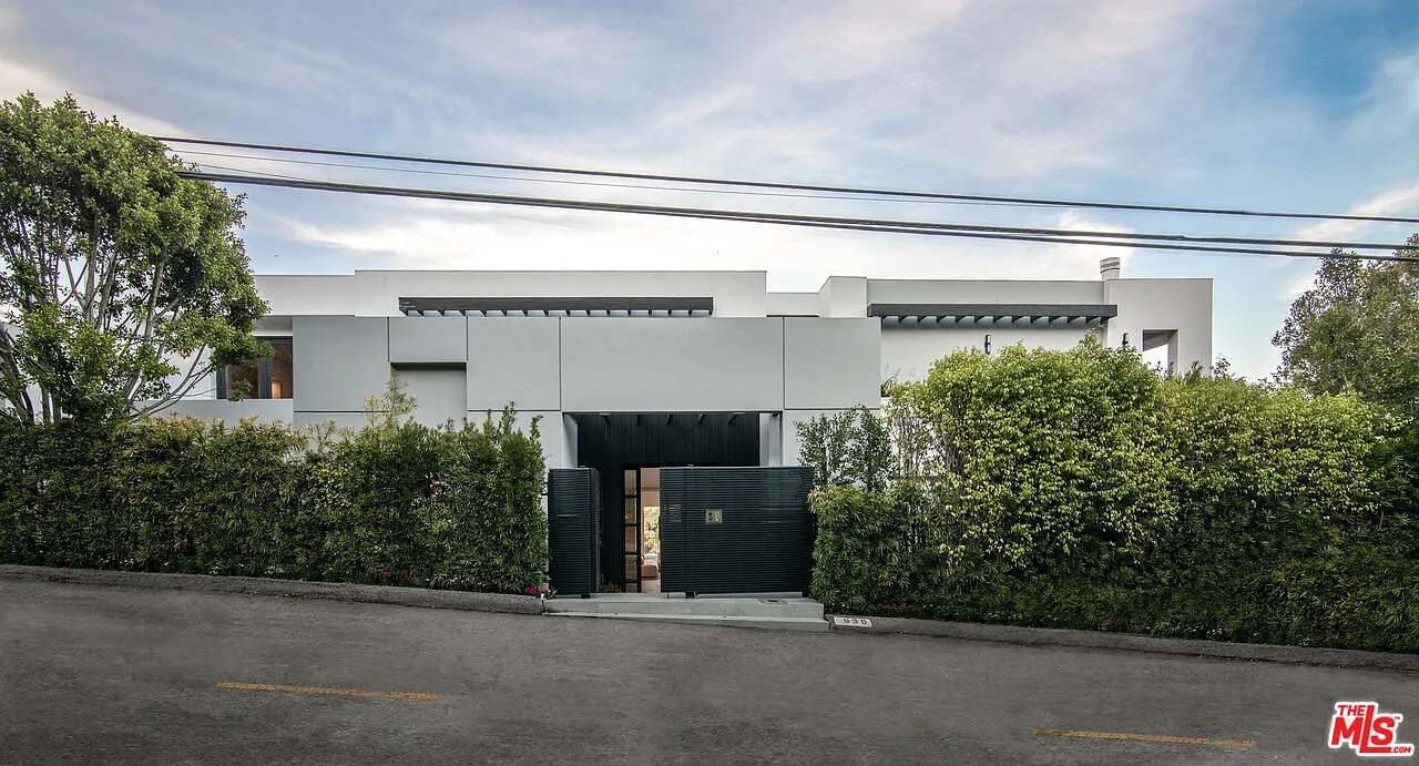 6 bed, 7.0 bath, 8500 sqft, $45,000 — Photo 2