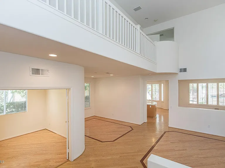 3035 Hollycrest Ave — Photo 5
